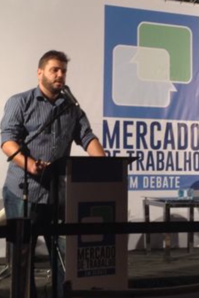 Duda Bastos palestrando em evento sobre mercado de trabalho