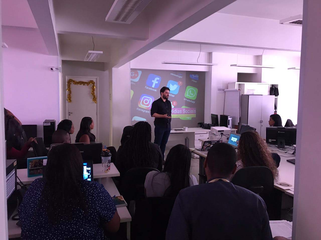 Duda Bastos apresentando pra uma turma em sala