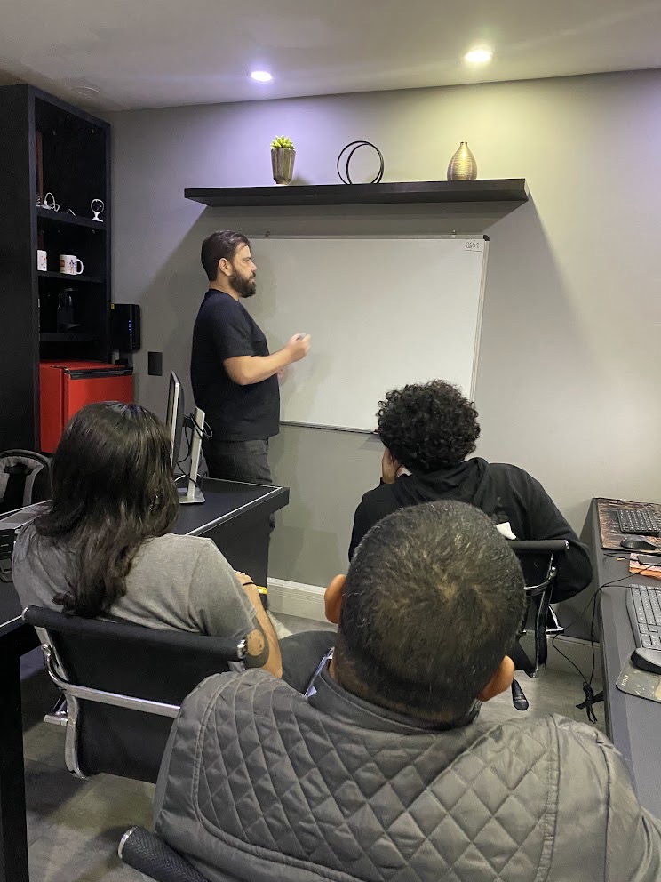 Duda Bastos treinando uma equipe em sala