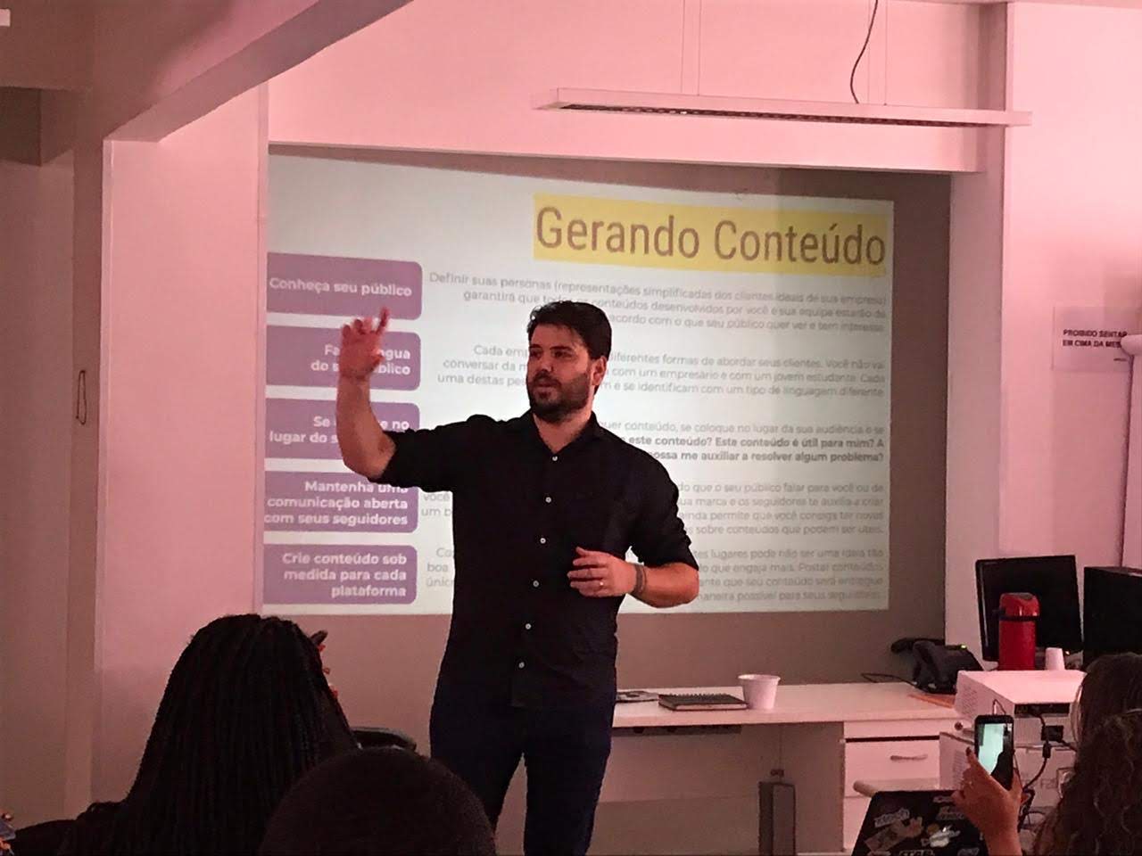 Duda Bastos dando aula sobre geração de conteúdo