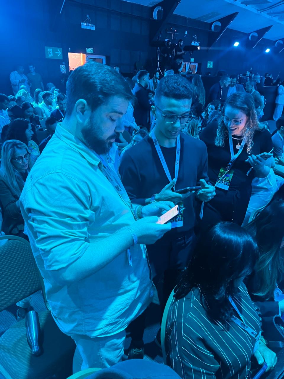 Duda Bastos entre participantes em grande evento