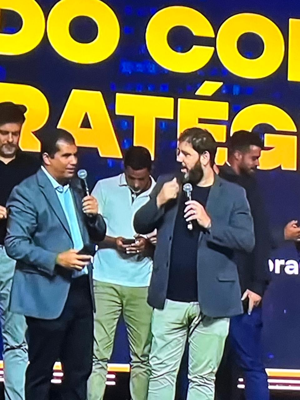 Duda Bastos no palco de evento nacional com outros palestrantes