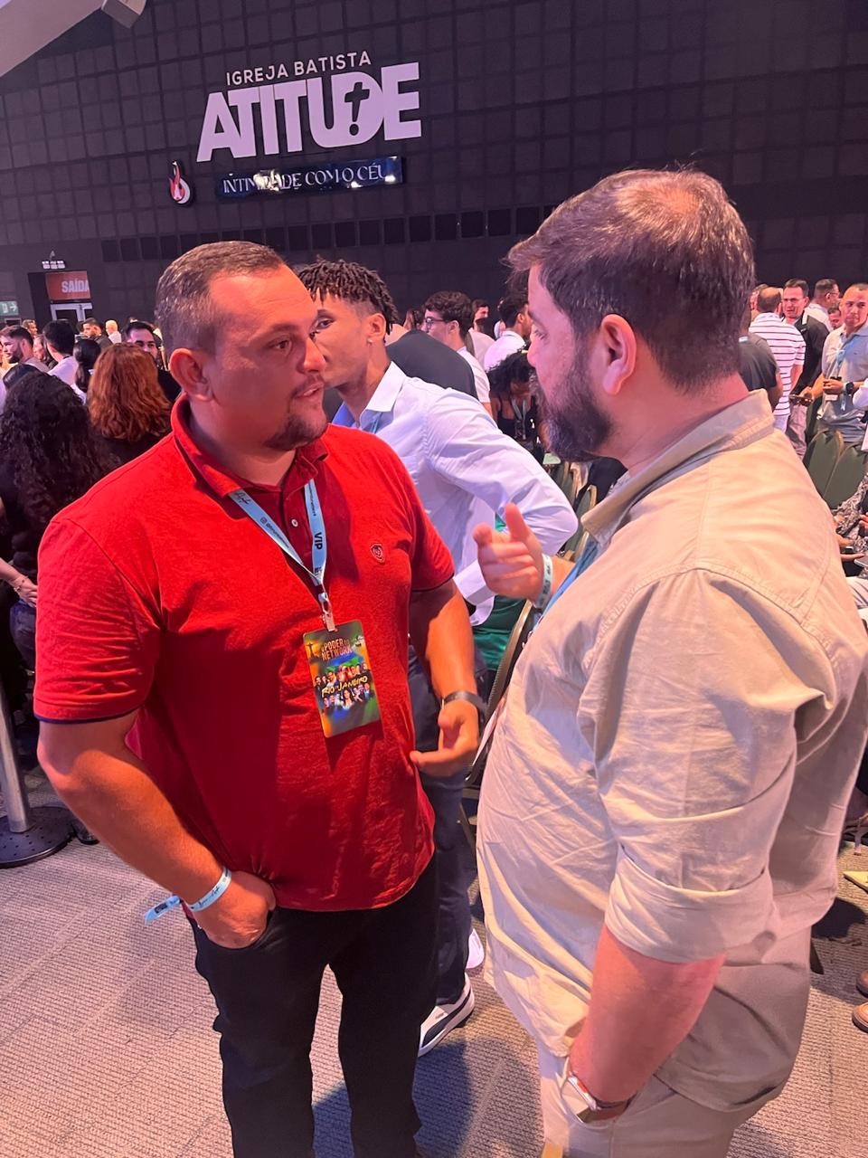 Duda Bastos em conversa de negócios em evento
