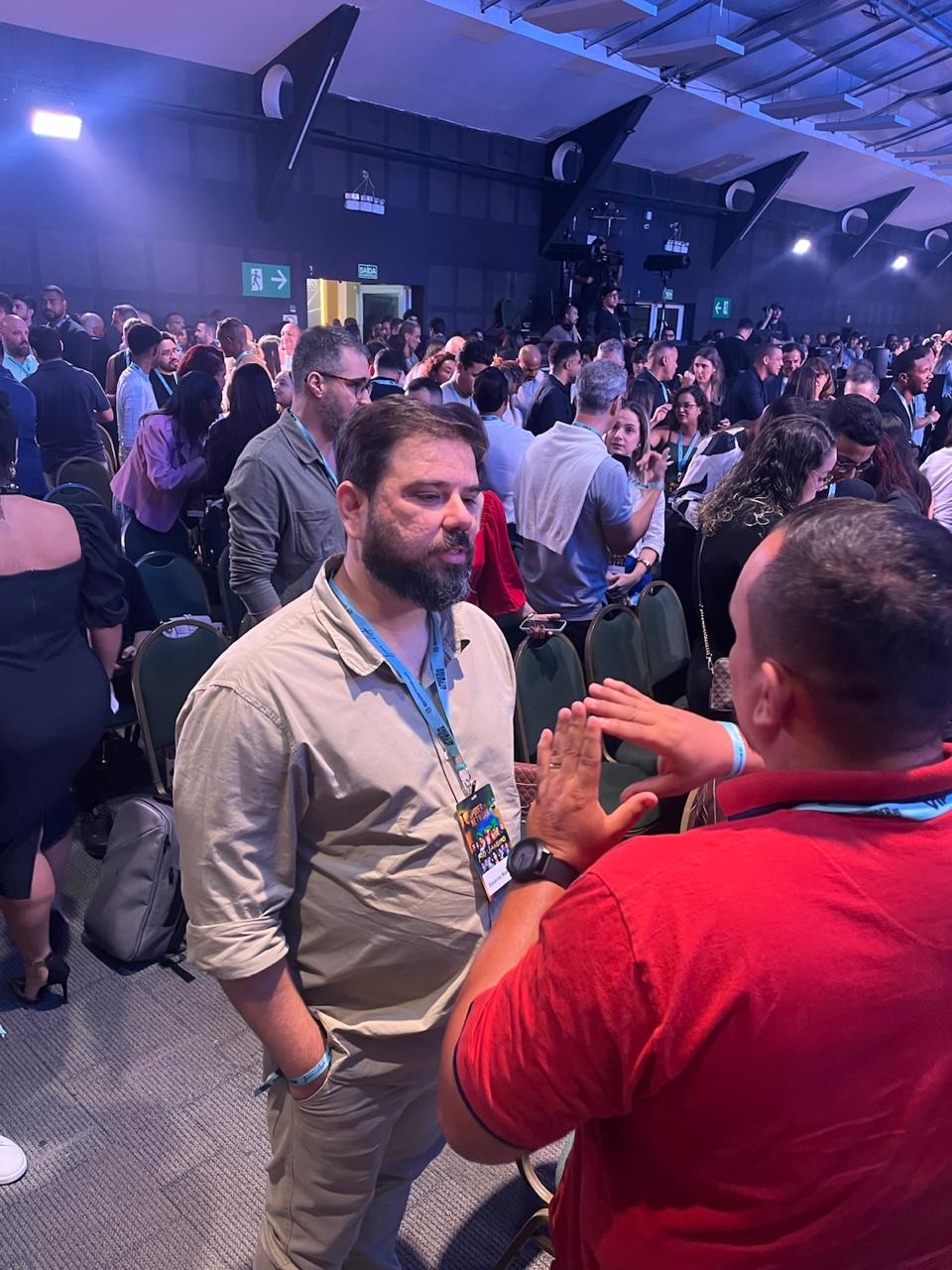 Duda Bastos conversando no meio do mercado em evento